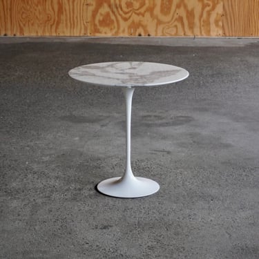 Knoll Round Marble Tulip Table by Eero Saarinen 