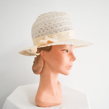 1960s Cream Straw Hat with Daisy Trim 