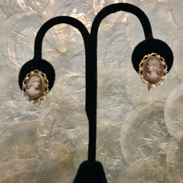 Vintage 14K Yellow Gold Cameo Woman Screw Back Earrings 