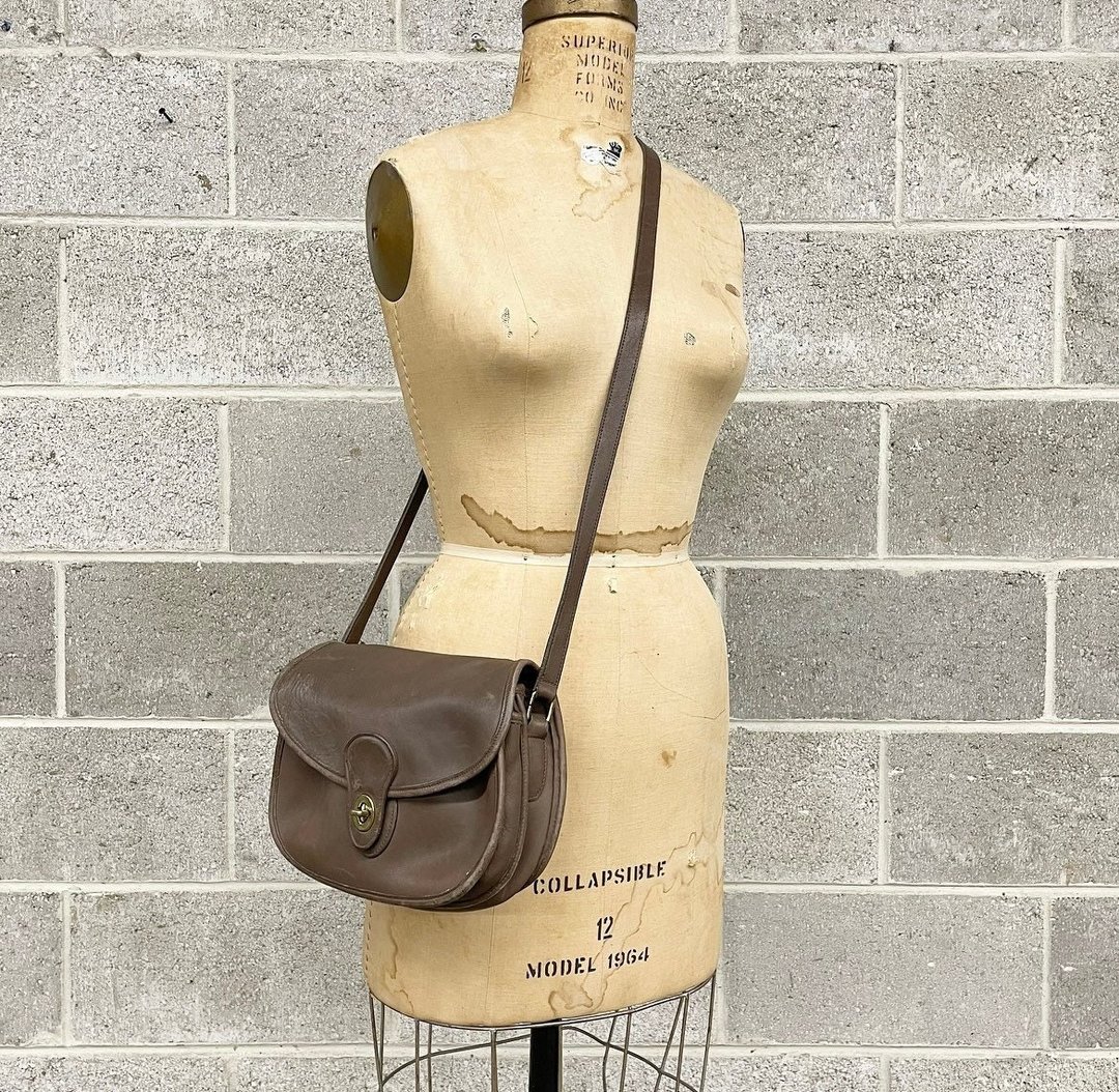 Vintage 80's 90's Coach Putty Tan Leather Cross Body Zippered Slit Pockets Swagger9820 Bag selling / Handbag / Purse Classic US / American Made