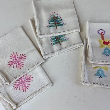 Vintage set 6 tea napkins off white cotton linen Christmas Kitsch themes needlepoint sz 8” x 7.5” 