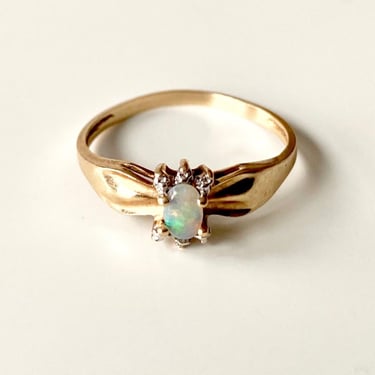 Vintage 10K Yellow Gold and Opal Ring 