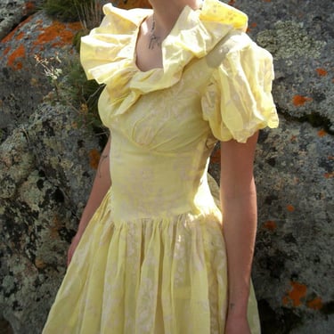 1940’s vintage pastel yellow puff sleeve dress with cream colored velour floral pattern 