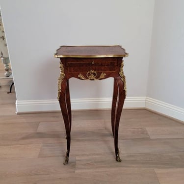 Antique French Louis XV Style Gilt Bronze Mounted Rosewood Mahogany Amaranth Marquetry Side Table, Early 20th Century 