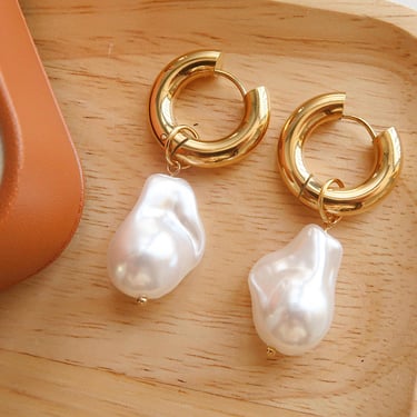 Oceana Gold Statement Large Pearl Earring
