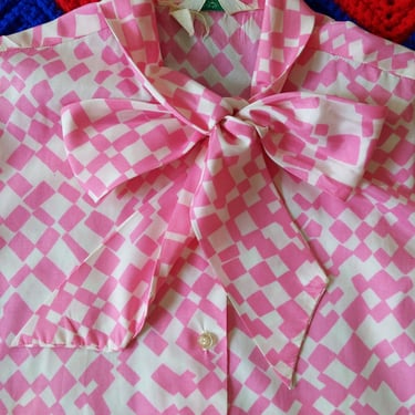 Lovely Lightweight Vintage 60s 70s Pink White Checker Patterned Op Art Pussybow Blouse 