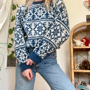 Vintage 80s Italian Wool Acrlyic Blend Snowflake Pullover Sweater Blue White Small Medium by TimeBa