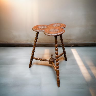 Antique Hand Carved Clover Side Table – Victorian Bobbin Leg Plant Stand – Wooden Trefoil Table, Dark Wood, 1920s 