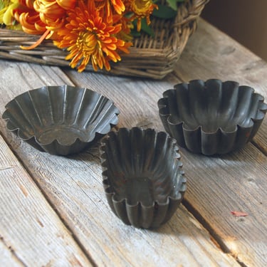 Antique tart tins / vintage tartlet mold / primitive fluted tin baking molds / set of 3 mini tart pans / French pastry mold / candy molds 