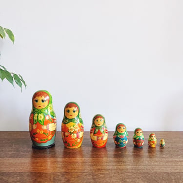 vintage Matryoshka Russian nesting dolls - set of 7 