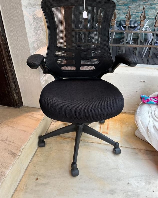 Ergonomic rolling chair. 26” x 21” x 41”