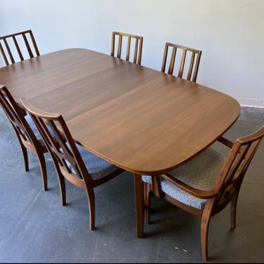 Broyhill Brasilia Oval shaped dining table with six chairs 