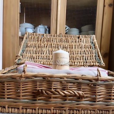 Beautiful vintage French farmhouse rattan basket with handle 