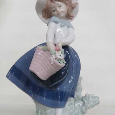 Lladro Girl with Flower Basket Pretty Pickings 5222 Figurine Spain 2803B