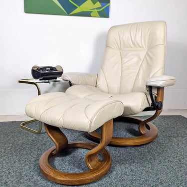 Ekornes Stressless Ivory Leather & Teak Classic Base Recliner Chair & Ottoman