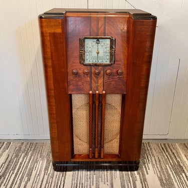 Stunning 1938 Gilfillan 8C8 Console Radio, Fully Restored with Bluetooth, MP3, AM, Shortwave, Tuning Eye.  SHIPPING is Extra 