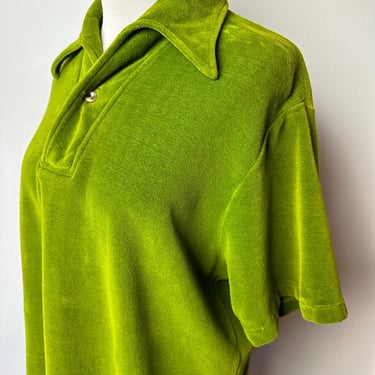 60’s 70’s Groovy Green Velvety-velour Men’s shirt~ Retro Grunge lounge shirts~ soft smooth pullover Pea green / size Lg 46-48 