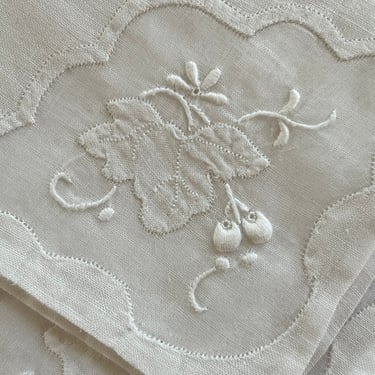 Madeira 4 napkins 16" w organdy embroidered inset 