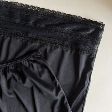 Vintage 90s Black Three Tier Lace Trim Elastic Waist Knee Length Skirt 