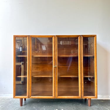 Vintage mid century modern curio display cabinet or bookcase 