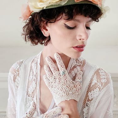 Vintage Ladies Gloves in Ivory Crochet Lace Stretchy 