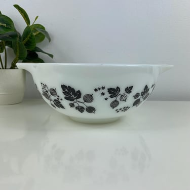 Pyrex Vintage 1950's Black & White Gooseberry Cinderella Nesting Mixing Bowl, Vintage Pyrex 443, 2 1/2 Quart Old Bowl, Leaves Berries 