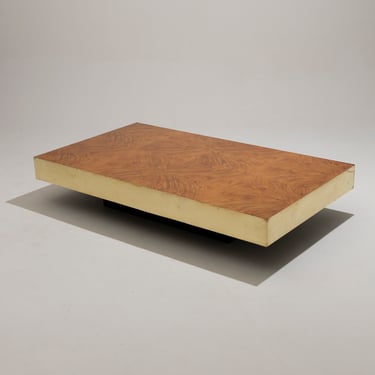 TABLE BASSE EN LOUPE D'ORME ET LAITON, 1970s