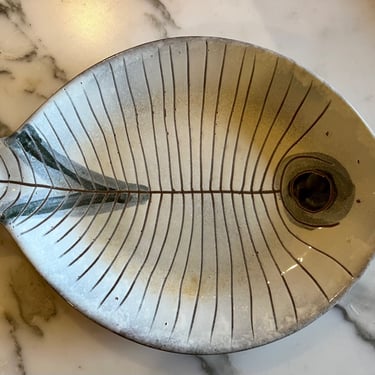 Lagardo Tackett & Kenji Fujita California Mid-Century Modern Ceramic Fish Plate