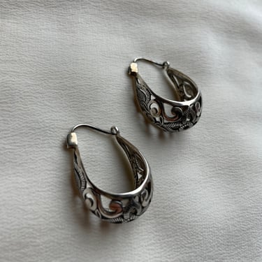 floral engraved cutout droplet hoops E225