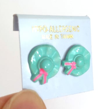 Cute Small Vintage 80s Mint & Pink Sun Hats Plastic Stud Earrings 