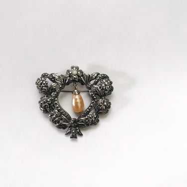 Vintage Heart Shape Floral Brooch with Dangling Faux Champagne Color Pearl Lapel Pin Victorian Style Flower 1970's 70s Jewelry Heirloom Pin 