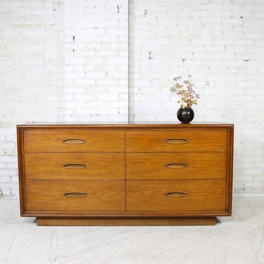 Vintage MCM 6 drawer dresser by Henredon Heritage Fine furniture | Free delivery only in NYC and Hudson Valley areas 