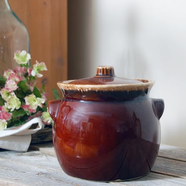 Vintage stoneware bean pot / vintage Hull jar / stoneware cookie jar / oven proof drip glaze pot with lid / vintage crock / rustic kitchen 