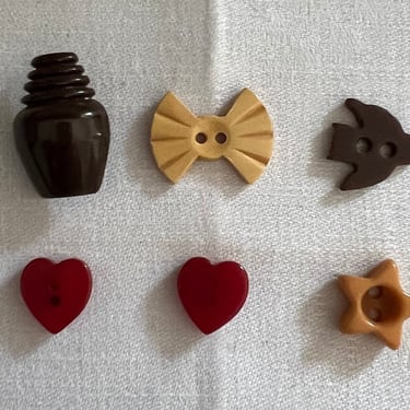 Buttons bakelite figural buyer choice 