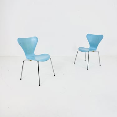 Set of 2 Baby Blue 3107 butterfly chais by Arne Jacobsen for Fritz Hansen, Denmark 1990s 