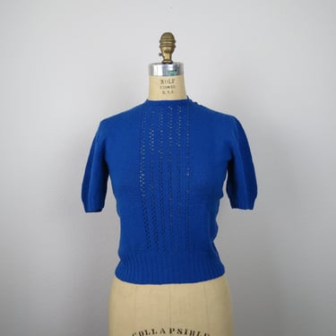 Vintage 1940s hand knit wool short sleeve sweater, pointelle, cerulean blue, shoulder buttons, small 