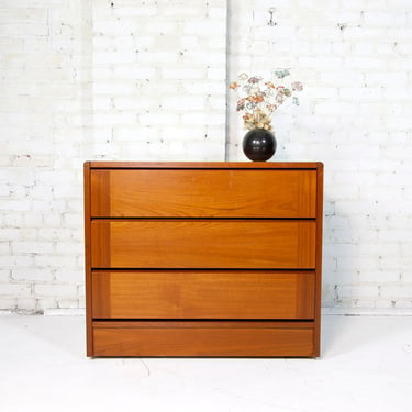 Vintage mcm teak 3 drawer small bachelor chest of drawers by Domino Furniture | Free delivery in NYC and Hudson Valley areas 