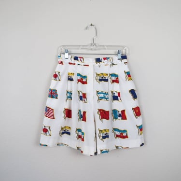 Vintage 1980s novelty print shorts, cotton, pleated, bermuda, flag print 