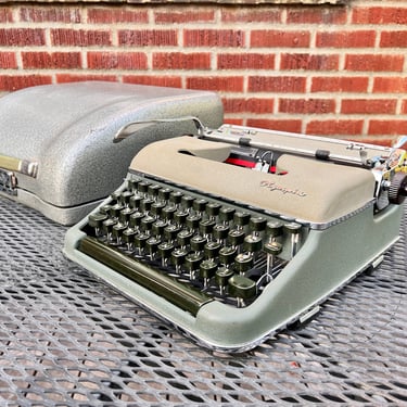 1957 Olympia SM3 2-Tone Green Portable Typewriter w Case, New Ribbon + Spare, Owner's Manual 