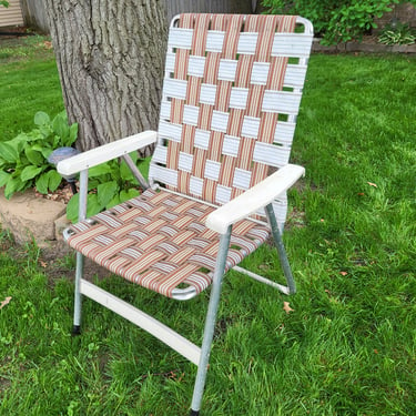 Mid Century Vintage Brown and White Webbed and Aluminum Folding Garden/Lawn Lounge Chair 