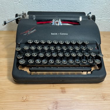 Black 1947 Smith-Corona 4C Clipper Portable Speedline Typewriter, Case, New Ribbon, Serviced 