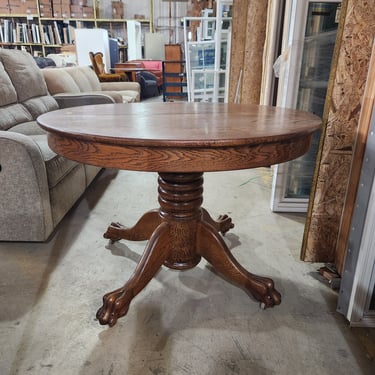 Clawfoot Round Pedestal Dining Table