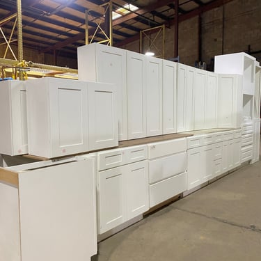 17 Piece Set of White Shaker Panel Kitchen Cabinets without Hardware