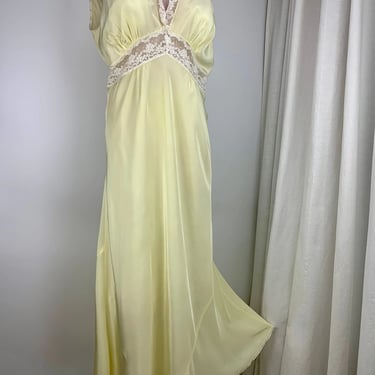1950'S Bias-Cut Negligee Lingerie - Pale Yellow Rayon with White Lace - Deep V Front & Back - Lace Details - Women's  Large 