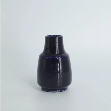 Mid-Century Scandinavian Modern Collectible Small Dark Navy Blue Stoneware Vase by Gunnar Borg for Höganäs Keramik, 1960s 