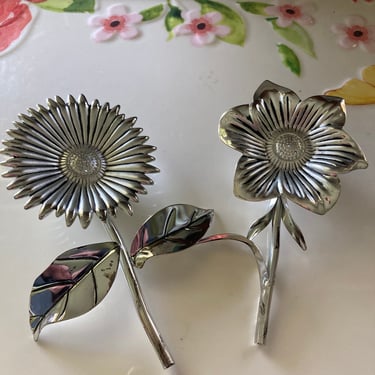 TWOs company’s flower salt and pepper shakers~ Metal Silver Artsy Summer Patio Table Party decor 