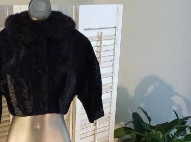 Vintage 60s Cropped Velvet Jacket Fur Collar sz S  Soft   Jackie O 