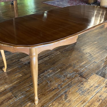 Oval Dining Table w Scalloped Edges and 3 Leaves