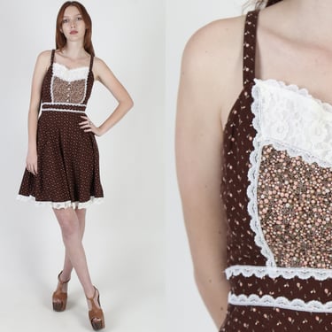 Vintage 70s Brown Calico Dress / Sweetheart Bodice Country Dress / Tiny Floral Matching Waist Tie / Womens Cottagecore Mini Dress 