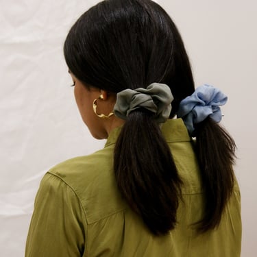 silk plant dyed scrunchie, naturally dyed scrunchie, earthy tones, curly hair scrunchie, charcoal scrunchie 